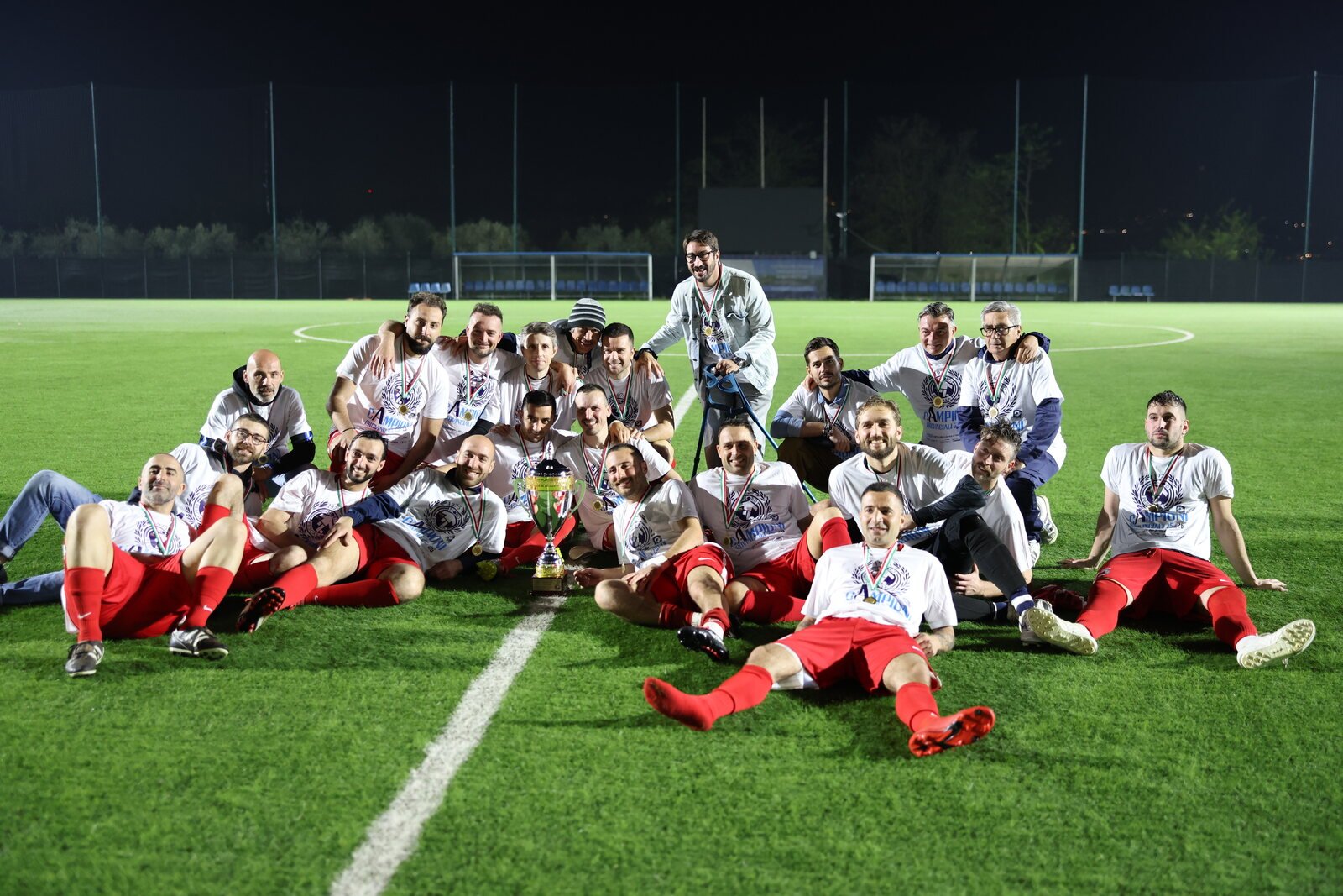 La squadra della Pescara Nord in posa sul campo con il trofeo di Campione Provinciale